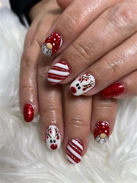 50 Simple Christmas Nail Ideas to Nail Your Holiday Look