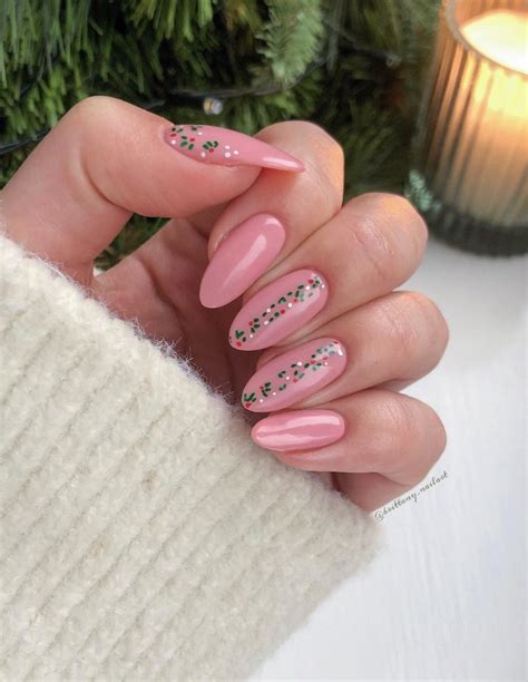 50 Subtle Christmas Nail Designs That Will Make You Feel Festive