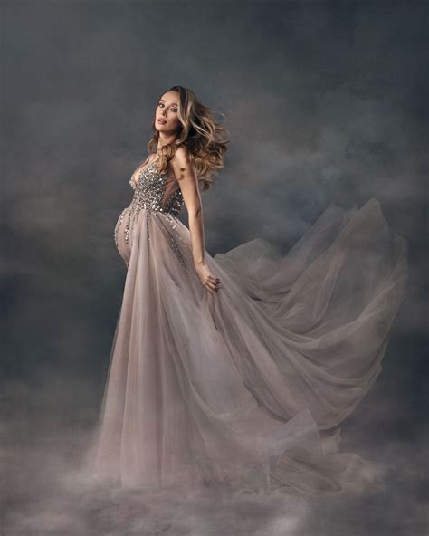 500+ Enchanting Maternity Photoshoot Dresses for an Unforgettable Experience