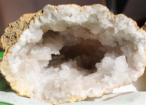 7,500,000 Years of Formation Revealed in a Single Opened Geode