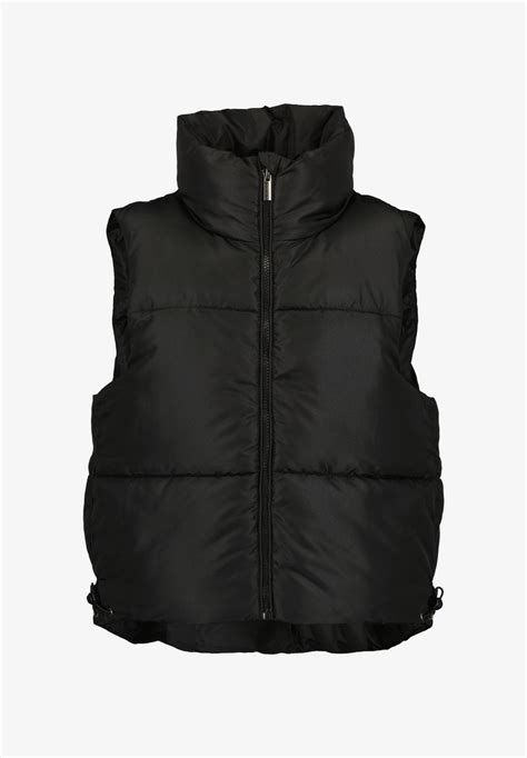 7 Essential Vests from H&M for Every Wardrobe