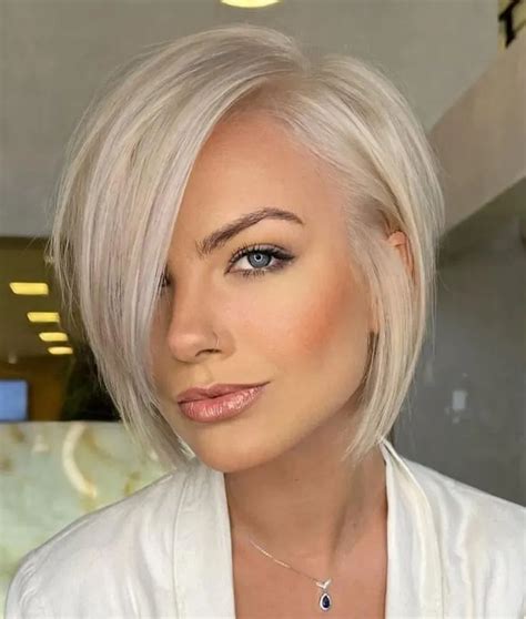 7 Fashionable Platinum Blonde Short Wigs With Bangs To Try In 2025