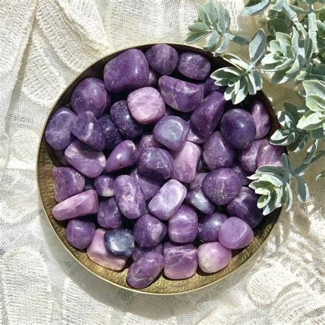 7 Lepidolite Crystal Benefits That Will Make You a Crystal Junkie