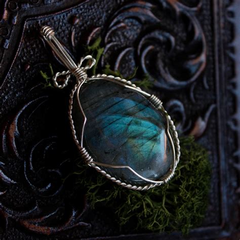 7 Scintillating Secrets of the Labradorite Pendant