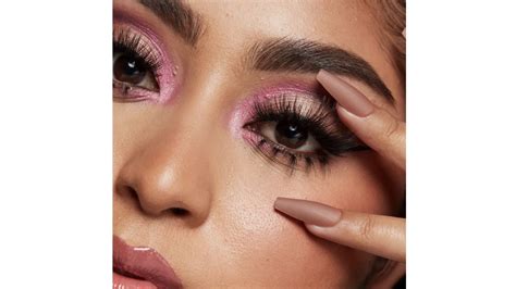 7 Stellar Fake Eyelashes That'll Elevate Your Glam