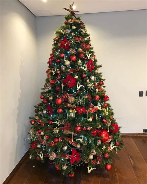 A árvore de Natal decorada: Um símbolo de alegria e união