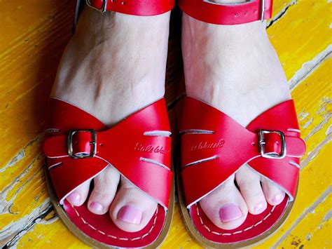 A Comprehensive Guide to Choosing the Perfect Women's Walking Sandals