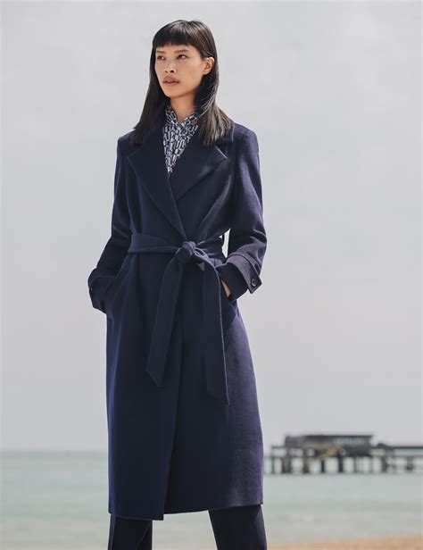 A Comprehensive Guide to Women's Wrap Coats: Elegance and Functionality Intertwined