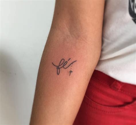 A Tatuagem de Fé no Pulso: Um Símbolo Poderoso de Força e Crença