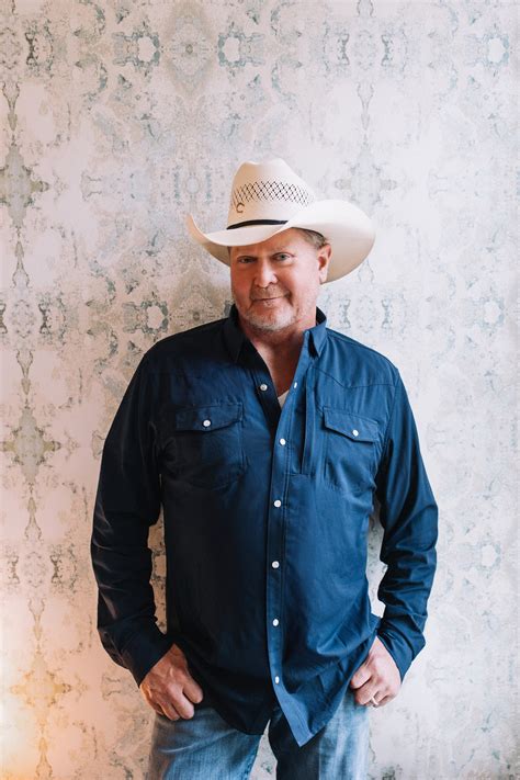 About Tracy Lawrence