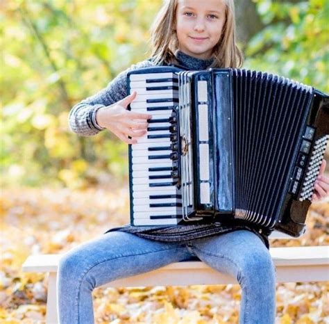 Accordion Black: The Ultimate Guide to This Versatile and Fashionable Musical Instrument