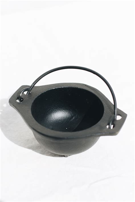 Advantages of Cast Iron Mini Cauldrons