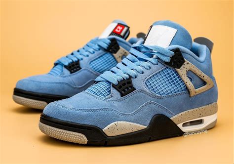 Air Jordan 4 "UNC"