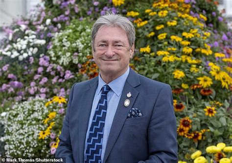 Alan Titchmarsh: The Green-fingered Guru's Guide to Gardening Delights