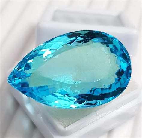 Aquamarine Crystal: The Sky-Blue Gemstone of Serenity and Tranquility