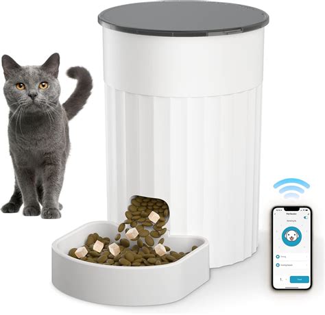 Automatic cat feeder for travel