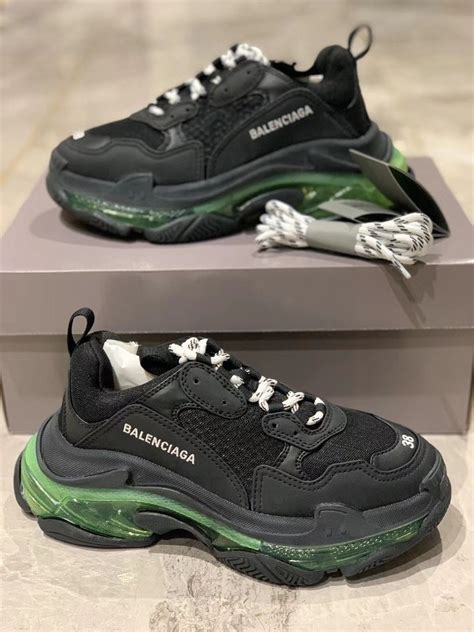 Balenciaga Triple S Clear Sole Sneakers: Style and Comfort Elevate Streetwear Fashion