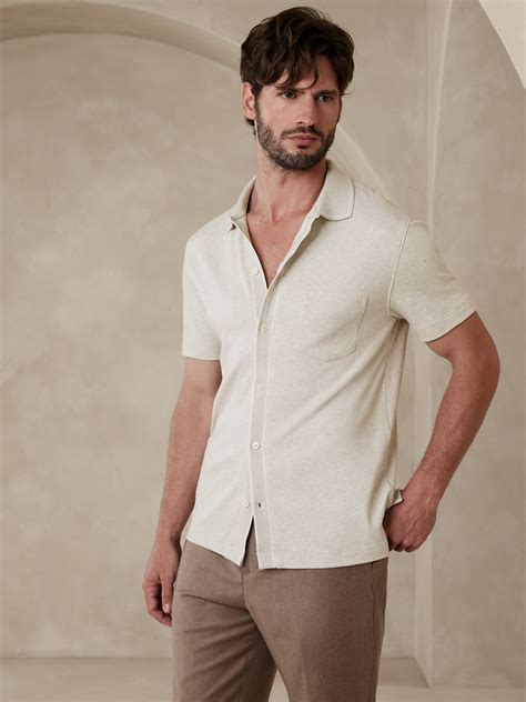 Banana Republic Men's T-Shirts: An Overview of Style and Versatility