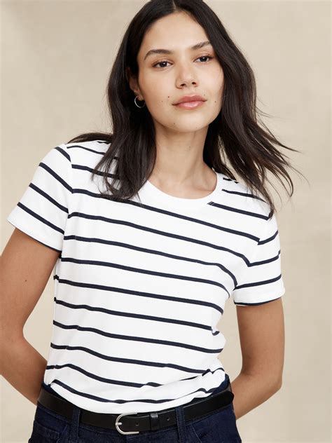 Banana Republic T-Shirt: A Timeless and Versatile Wardrobe Staple