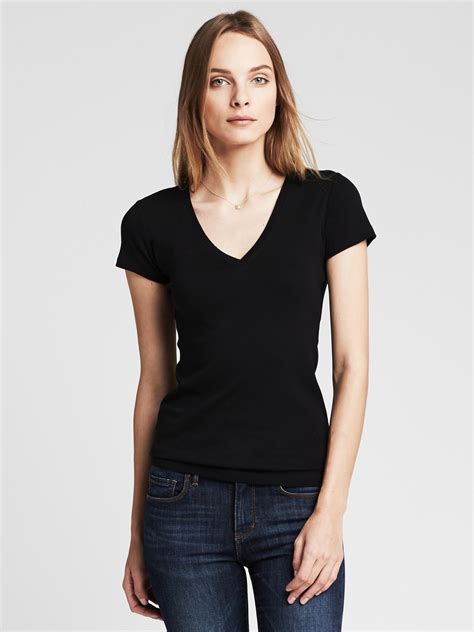 Banana Republic V-Neck T-Shirts: Timeless Style for Every Occasion