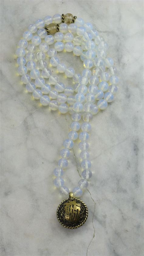 Beaded Moonstone Necklace: The Mystical Adornment for Tranquility and Intuition