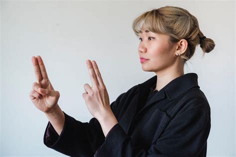 Benefits of Learning Sign Language in Singapore