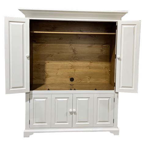 Benefits of a Flat Screen TV Armoire