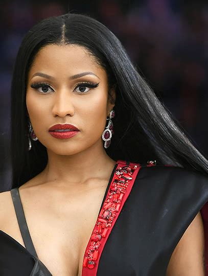 Black 18" Straight Without Bangs Long Nicki Minaj Wigs: A Timeless Classic for Enhanced Glamour