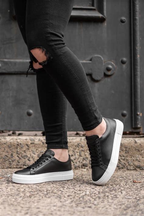 Black Leather Tennis Shoes: A Symbol of Style and Functionality