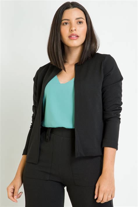 Blazer Preto Feminino: O Must-Have para Mulheres Elegantes e Empoderadas