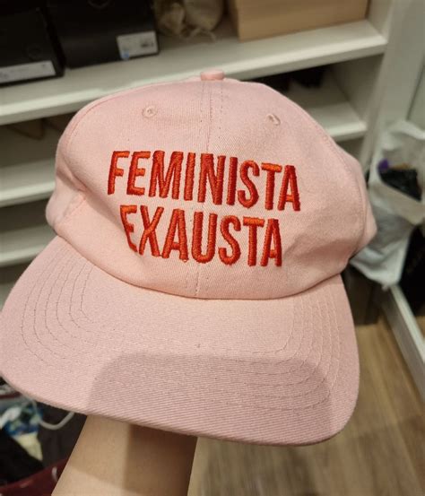 Boné Feminista como Símbolo de Solidariedade