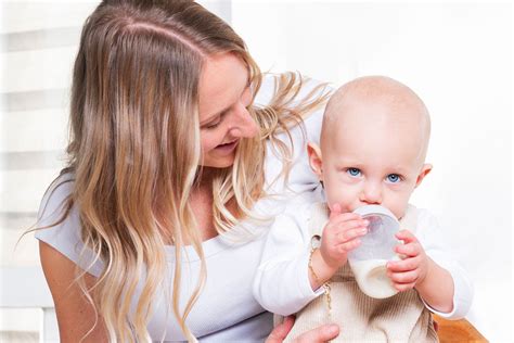 Bottle Feeding 101: A Comprehensive Guide for 2025