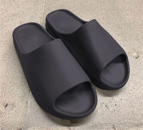 Boys Yeezy Slides