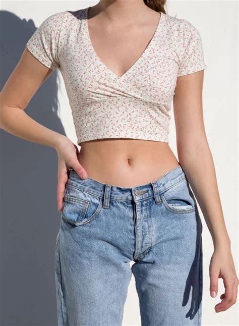 Brandy Melville Cropped Shirt: The Ultimate Guide to Styling the Y2K Staple