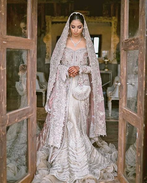 Breathtaking Indian Wedding Dresses: A Guide to 10,000+ Enchanting Styles