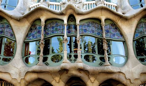 Building on Nature: The Life of Antoni Gaudi PDF