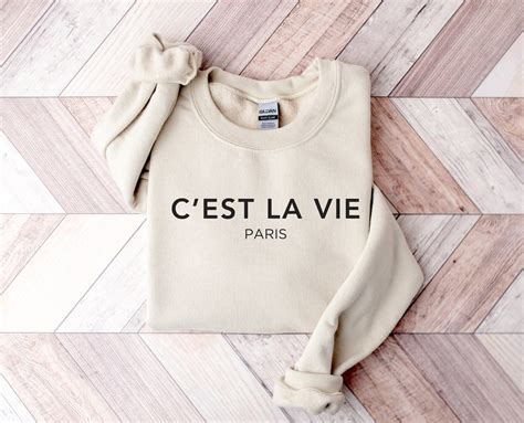 C'est La Vie Sweatshirt: A Timeless Statement of Resilience and Acceptance