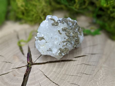 Calcite Quartz: The Shimmering Gemstone with Extraordinary Abilities