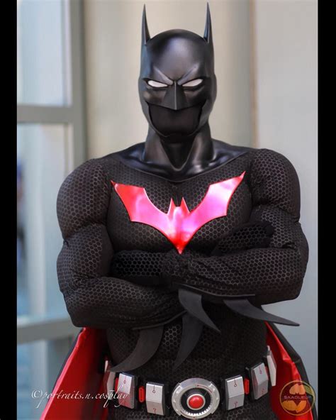 Captivating Your Audience: The Allure of the Batman Beyond Cosplay Suit