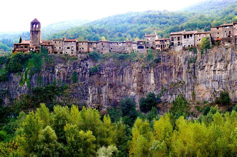 Castellfollit de la Roca Spain: 10,000-Character Travel Guide