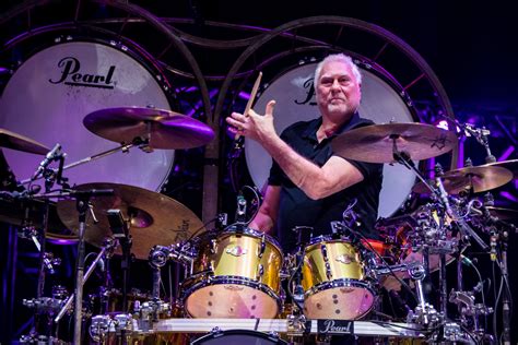 Cesar Zuiderwijk: De Onvermoeibare Drummer van Golden Earring