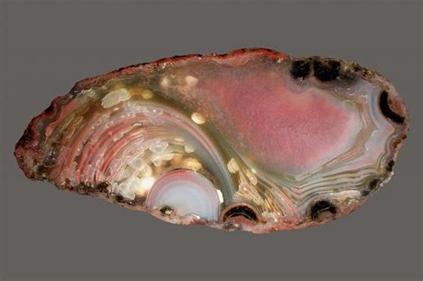 Chalcedony and Agate: A Detailed Exploration of Their Similarities, Differences, and Applications