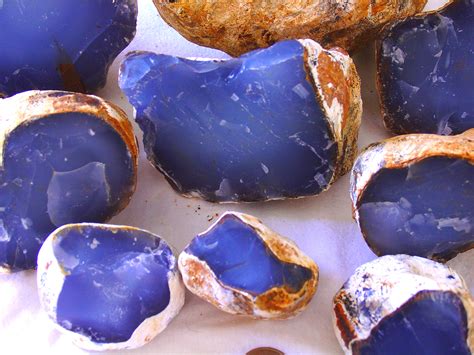 Chalcedony and Agate: The Enchanting Gemstones of History and Legend