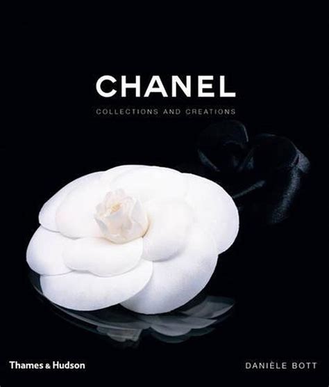 Chanel Collections and Creations Reader