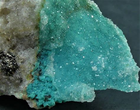 Chrysocolla and Quartz: The Ultimate Comparison for 2025