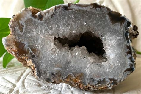 Clear Agate Geode: Nature's Stunning Masterpiece in 2025