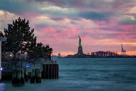 Cloth Tapestry: Capturing the Iconic New York Harbor with Liberty Island