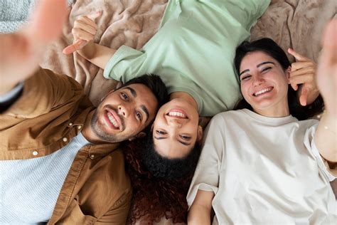 Collage Girls: A Guide to Living with Roommates