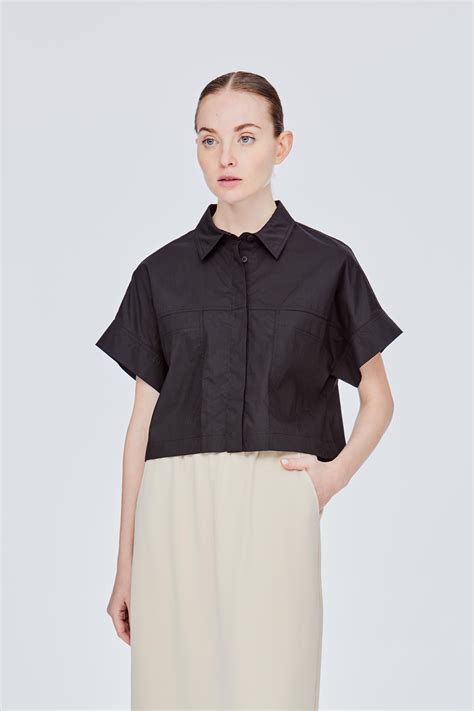 Collared Quarter Button Oversized Shirt: A Versatile Piece for Every Wardrobe