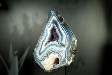 Composition and Formation of Lace Agate